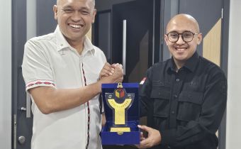 Koordinator Divisi Penyelesaian Sengketa Bawaslu Provinsi DKI Jakarta, Reki Putera Jaya dengan Brigadir Jenderal TNI Juinta Omboh Sembiring sebagai Komandan Satuan Siber (Dansatsiber) Mabes TNI