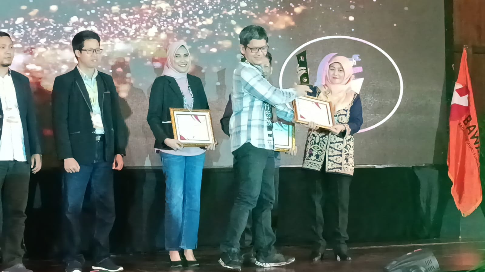 Bawaslu Provinsi DKI Jakarta Mendapatkan Anugerah Terbaik 1 Kategori Konten Grafis Terbaik Tingkat Provinsi Dalam Anugerah Kehumasan Bawaslu Tahun 2022  Â   Â 