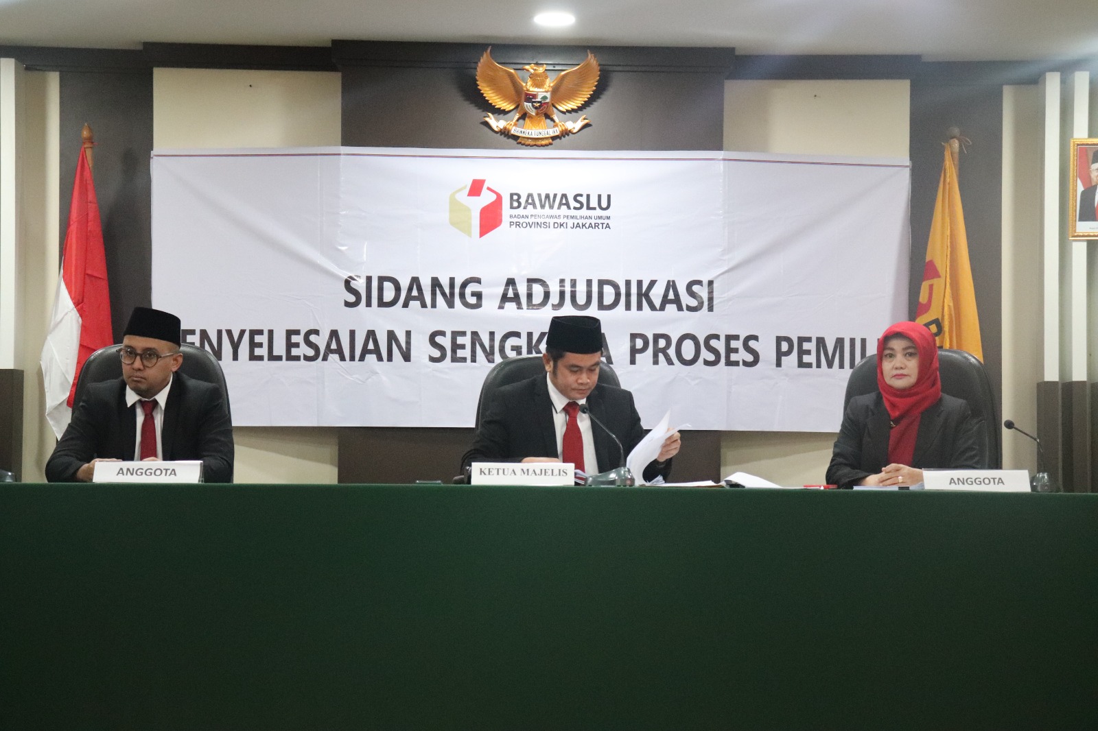  Pembacaan Permohonan Sengketa Dari Pemohon (Jamson Frans Gultom) Dan Jawaban Dari Termohon( KPU Provinsi DKI Jakarta) Serta Pemeriksaan Alat Bukti Pemohon