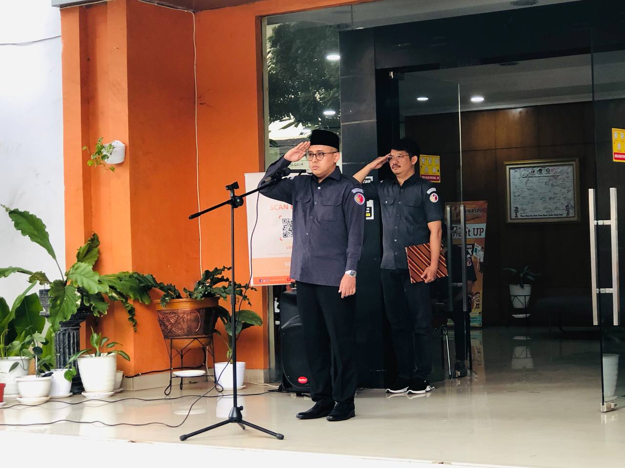 Pimpin Apel Pagi, Reki : Tingkatkan Etos Kerja Kita Dalam Menyongsong Pemilu Serentak Tahun 2024  Â 