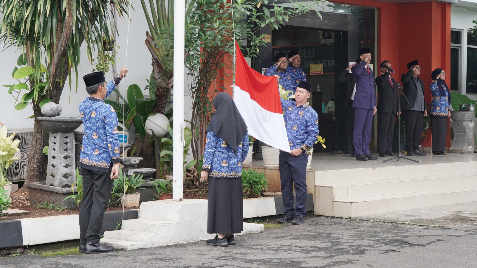  "BANGKIT BERSAMA WUJUDKAN INDONESIA KUAT" Bawaslu Provinsi DKI Jakarta Laksanakan Upacara Memperingati Hari Kebangkitan Nasional Yang Ke 117