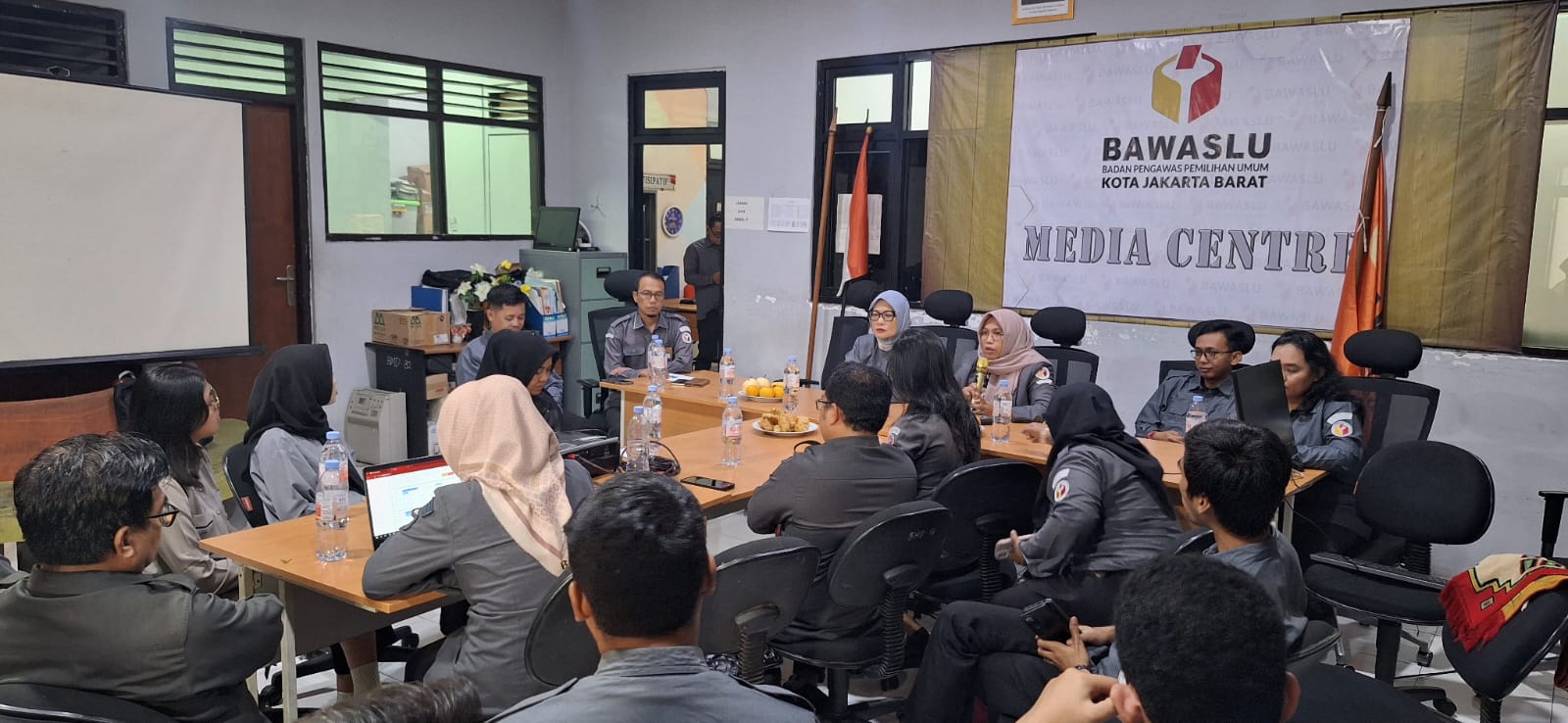 BerSIAP (Bersinergi, Integritas, Aktif dan Profesional), Bawaslu Provinsi DKI Jakarta Laksanakan Monitoring Evaluasi Kinerja di Bawaslu Kota Administrasi Jakarta Barat