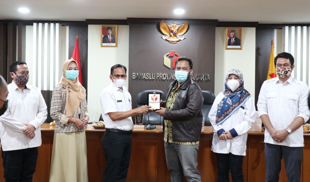 Bertukar cerita dan pengalaman dengan Bawaslu Jawa Timur