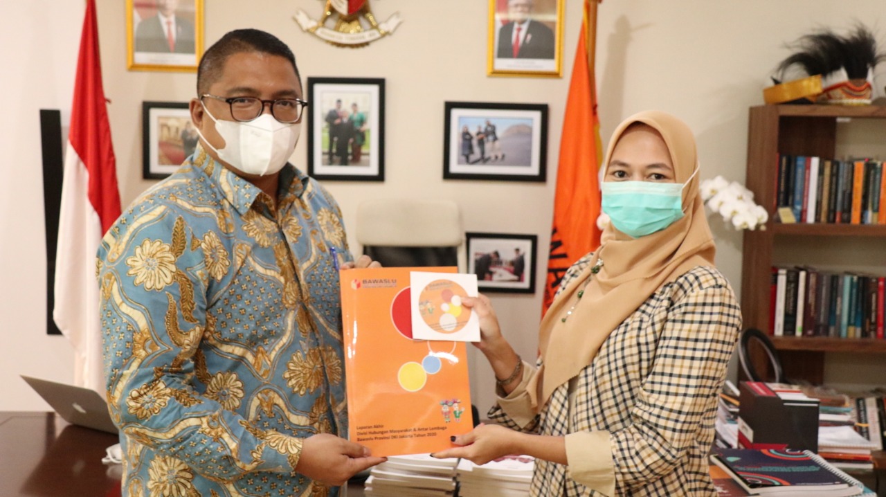Jakarta â€“ Curhat kehumasan : Agenda tersembunyi di tengah penyerahan laporan akhir 2020 divisi humas Bawaslu DKI