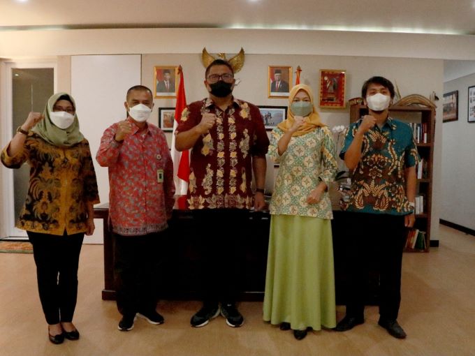 Bawaslu DKI Jakarta menyerahkan Laporan Akhir Humas Tahun 2021 kepada Bawaslu RI