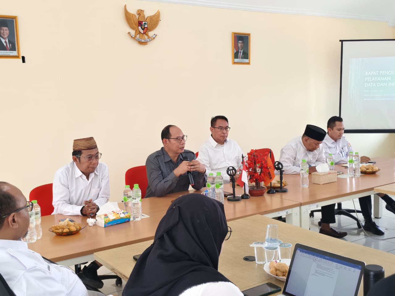 Koordinator Divisi Humas Datin Bawaslu Provinsi DKI Jakarta, Quin Pegagan menghadiri kegiatan Rapat Pengelolaan dan Pelayanan Data dan Informasi Publik di Kantor Sekretariat Bawaslu Kota Jakarta Timur