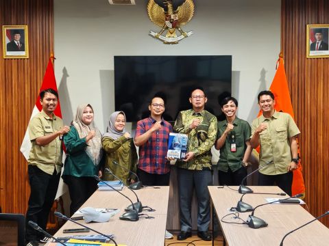 Koordinator Divisi Humas Datin Bawaslu Provinsi DKI Jakarta Menyerahkan Laporan Akhir Kehumasan Tahun 2025