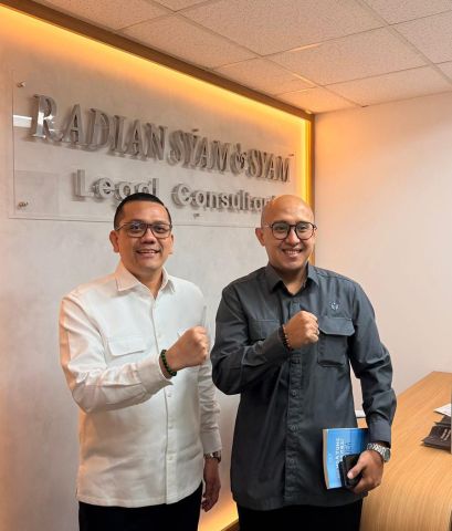 Koordinator Divisi Penyelesaian Sengketa Bawaslu Provinsi DKI Jakarta, Reki Putera Jaya dengan Radian Syam & Syam Legal Consultant