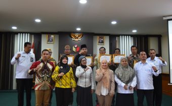 Bawaslu Provinsi DKI Jakarta Menganugerahkan Keterbukaan Informasi Kepada Bawaslu Kabupaten/Kota Se-DKI Jakarta