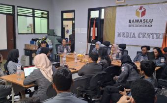 BerSIAP (Bersinergi, Integritas, Aktif dan Profesional), Bawaslu Provinsi DKI Jakarta Laksanakan Monitoring Evaluasi Kinerja di Bawaslu Kota Administrasi Jakarta Barat