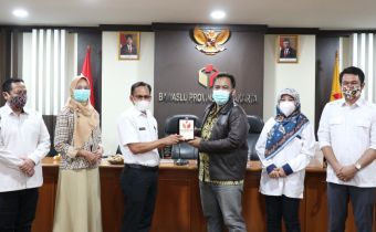 Bertukar cerita dan pengalaman dengan Bawaslu Jawa Timur