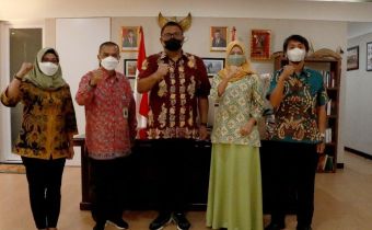 Bawaslu DKI Jakarta menyerahkan Laporan Akhir Humas Tahun 2021 kepada Bawaslu RI